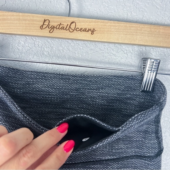 Lululemon Cropped Leggings 4 - Low / Mid Rise, Geometric, Black Grey Print - Picture 3 of 7